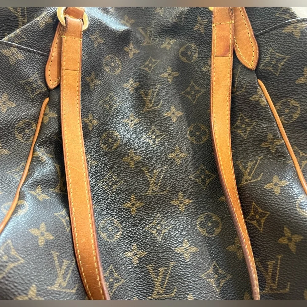 Louis Vuitton Totally MM Tote Bag - Picture 6 of 16